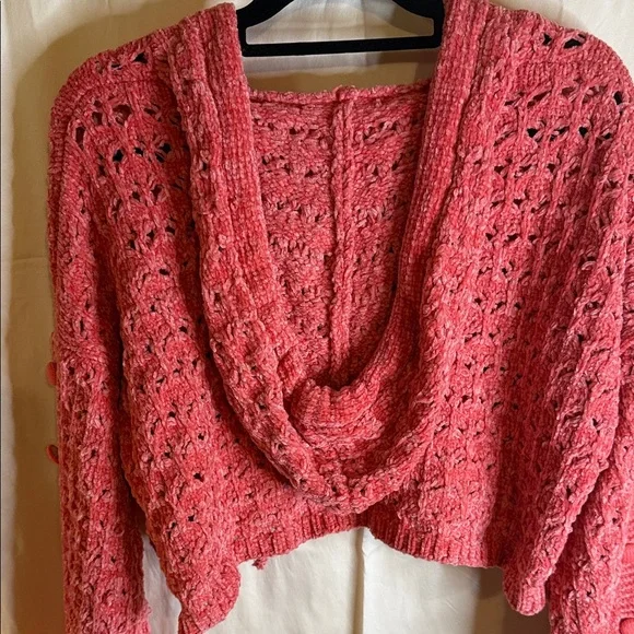 POL Open-Knit V-Neck Cropped Sweater in Coral - Picture 4 of 5